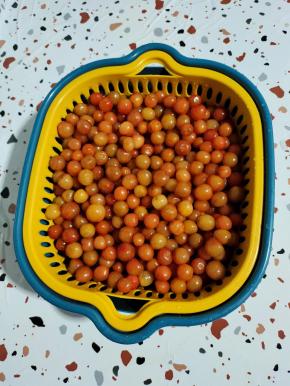 樱桃用盐水浸泡10分钟，再在水龙头下冲洗几遍，沥干水分备用！