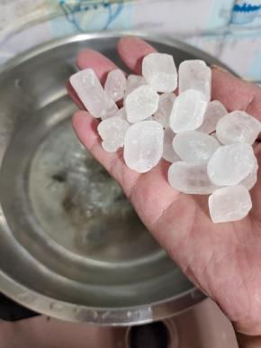 锅中放入适量的开水，再放入3大把冰糖，搅拌至融化！（开水不用太多，可以没过樱桃即可！当然了，喜欢喝樱桃罐头汁儿的也可以适当多放一些冰糖，不过也要适当调整冰糖的用量！你可以尝一下，水很甜就可以了！）