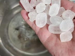 锅中放入适量的开水，再放入3大把冰糖，搅拌至融化！（开水不用太多，可以没过樱桃即可！当然了，喜欢喝樱桃罐头汁儿的也可以适当多放一些冰糖，不过也要适当调整冰糖的用量！你可以尝一下，水很甜就可以了！）
