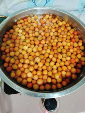 倒入清洗干净的樱桃！大火煮开！