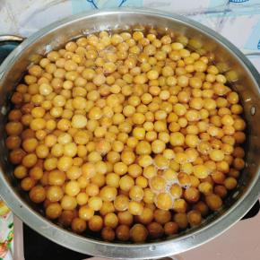 喜欢吃硬一点的樱桃罐头煮3分钟即可，喜欢吃软一点的就煮5~8分钟左右！根据自己的口味适当调整！