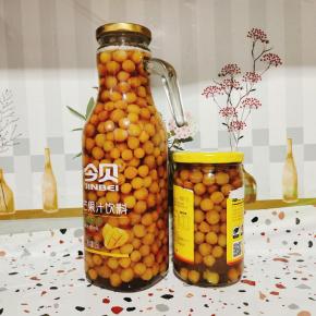 提前清洗干净，无油无水的玻璃瓶，先倒入适量的开水，盖上盖子，摇晃几下，让玻璃瓶受热均匀！再把熬好的樱桃罐头趁热装入玻璃瓶中，盖上盖子！可以起到真空杀菌的作用！做好的樱桃罐头，晾凉后就可以放入冰箱冷藏保存！可以保存一个月左右！不过还是要尽快在半个月内吃完哦！因为自己做的罐头没有添加任何防腐剂，时间长了容易变质！