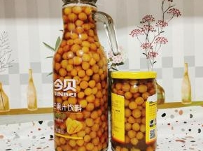 提前清洗干净，无油无水的玻璃瓶，先倒入适量的开水，盖上盖子，摇晃几下，让玻璃瓶受热均匀！再把熬好的樱桃罐头趁热装入玻璃瓶中，盖上盖子！可以起到真空杀菌的作用！做好的樱桃罐头，晾凉后就可以放入冰箱冷藏保存！可以保存一个月左右！不过还是要尽快在半个月内吃完哦！因为自己做的罐头没有添加任何防腐剂，时间长了容易变质！