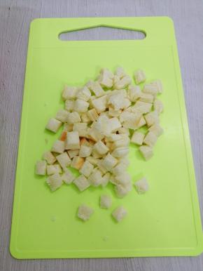 面包切掉四边，然后切成小块