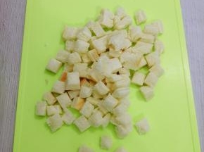 面包切掉四边，然后切成小块
