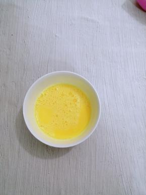 鸡蛋装入碗中打散