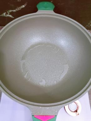 锅里加入少许的油