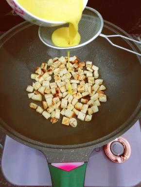 然后把鸡蛋液均匀的浇在吐司上