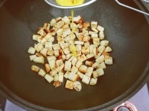 然后把鸡蛋液均匀的浇在吐司上