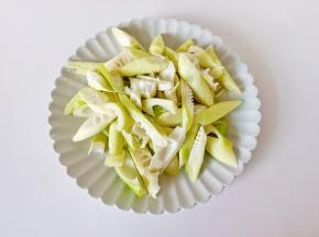 鲜笋剥壳切成滚刀块，便于入味。