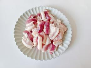 五花肉清洗干净后切成厚片。