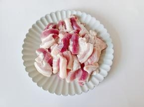 五花肉清洗干净后切成厚片。