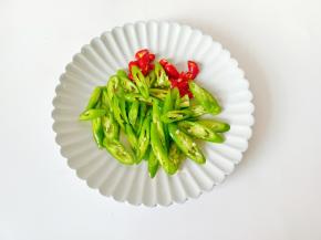 线椒，小米椒切好备用。