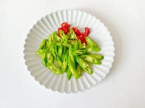 线椒，小米椒切好备用。