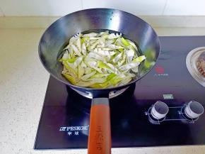 鲜笋冷水下锅。