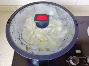 开大火焯水五分钟后捞出控水【鲜笋焯水可以去除苦涩味】