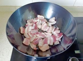 热锅热油放五花肉煸炒出油脂。