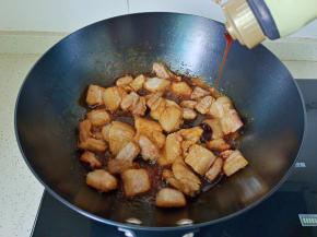 蚝油两勺，盐一勺翻炒均匀。