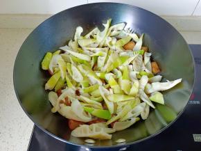 加入焯好水的鲜笋。