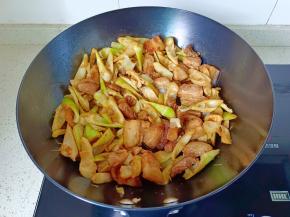 大火翻炒均匀，加适量开水炖五分钟。