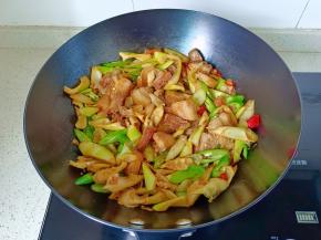 待汤汁减少，放辣椒炒至断生即可出锅！