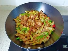 待汤汁减少，放辣椒炒至断生即可出锅！