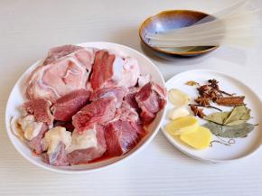 准备食材，牛肉切小块。