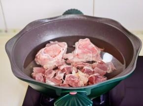 牛肉块，筒骨冷水下锅，烧开撇出血沫，煮5分钟捞出冲洗干净。