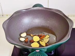 起油锅加入姜蒜，八角桂皮香叶。