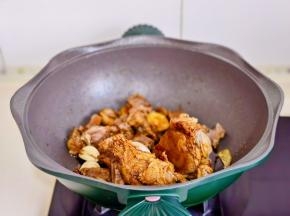 小火翻炒每块肉裹上酱汁。