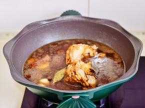 加入清水，适当多一点，盖上盖子烧开煮30分钟。