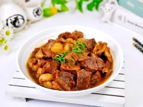 牛肉吸收了筒骨的精髓。