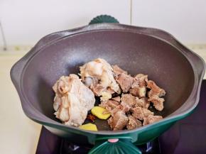 加入焯水的筒骨，牛肉翻炒。