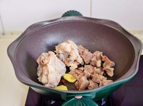 加入焯水的筒骨，牛肉翻炒。