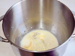 牛奶，奶粉，蛋液，盐，糖倒入厨师机中。