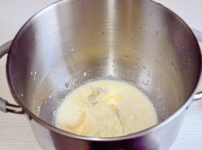 牛奶，奶粉，蛋液，盐，糖倒入厨师机中。