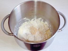 再加入高粉，酵母粉。