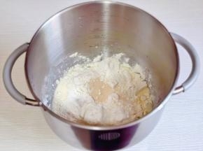 再加入高粉，酵母粉。