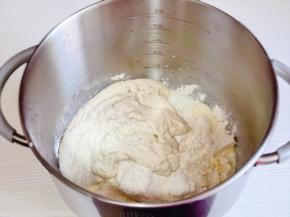 最后加入波兰种，厨师机2档揉面至粗膜。