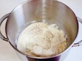 最后加入波兰种，厨师机2档揉面至粗膜。