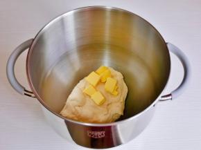 加入室温软化的黄油。