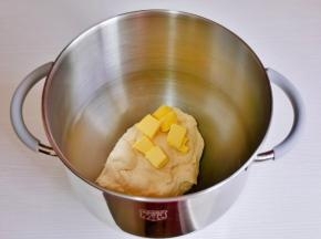 加入室温软化的黄油。