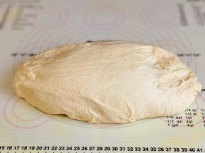 发酵好的面团是原来的两倍大，取出排气。