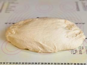 发酵好的面团是原来的两倍大，取出排气。