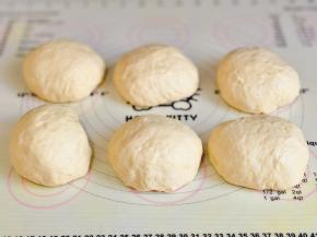 分成六等份，盖上保鲜膜松弛10分钟。