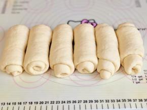 擀长舌装，再卷起来，盖保鲜膜松弛10分钟。