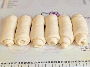 擀长舌装，再卷起来，盖保鲜膜松弛10分钟。