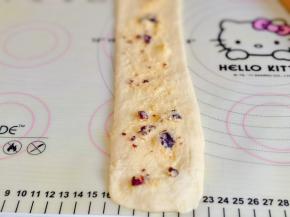 再次擀长舌状，撒上椰蓉奶酥。（奶酥食材混合即可，黄油提前室温软化）