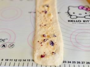 再次擀长舌状，撒上椰蓉奶酥。（奶酥食材混合即可，黄油提前室温软化）