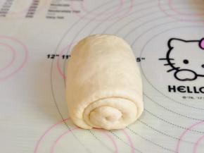 由上向下卷起来。